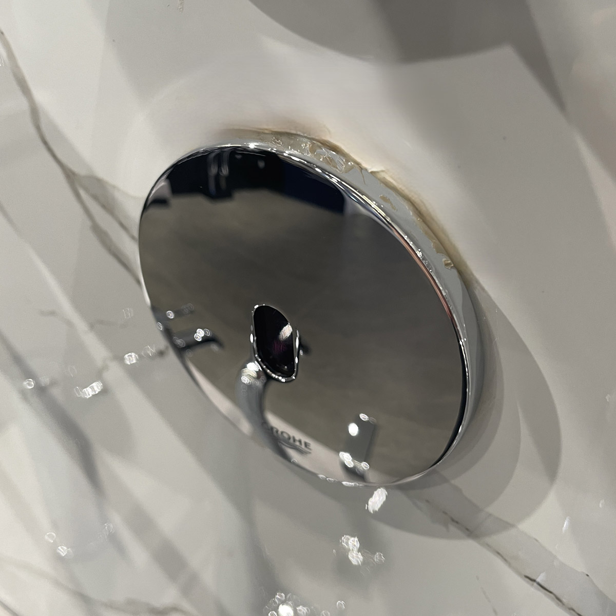 Vòi chậu cảm ứng gắn tường dùng pin Essence E GROHE 36447000