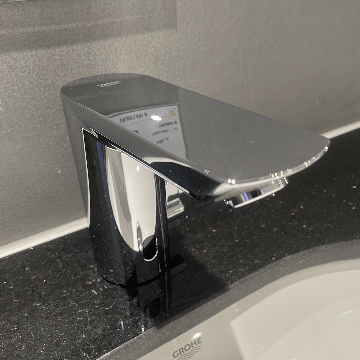 Vòi chậu cảm ứng nhiệt độ dùng pin Bau Cosmopolitan E GROHE 36451000