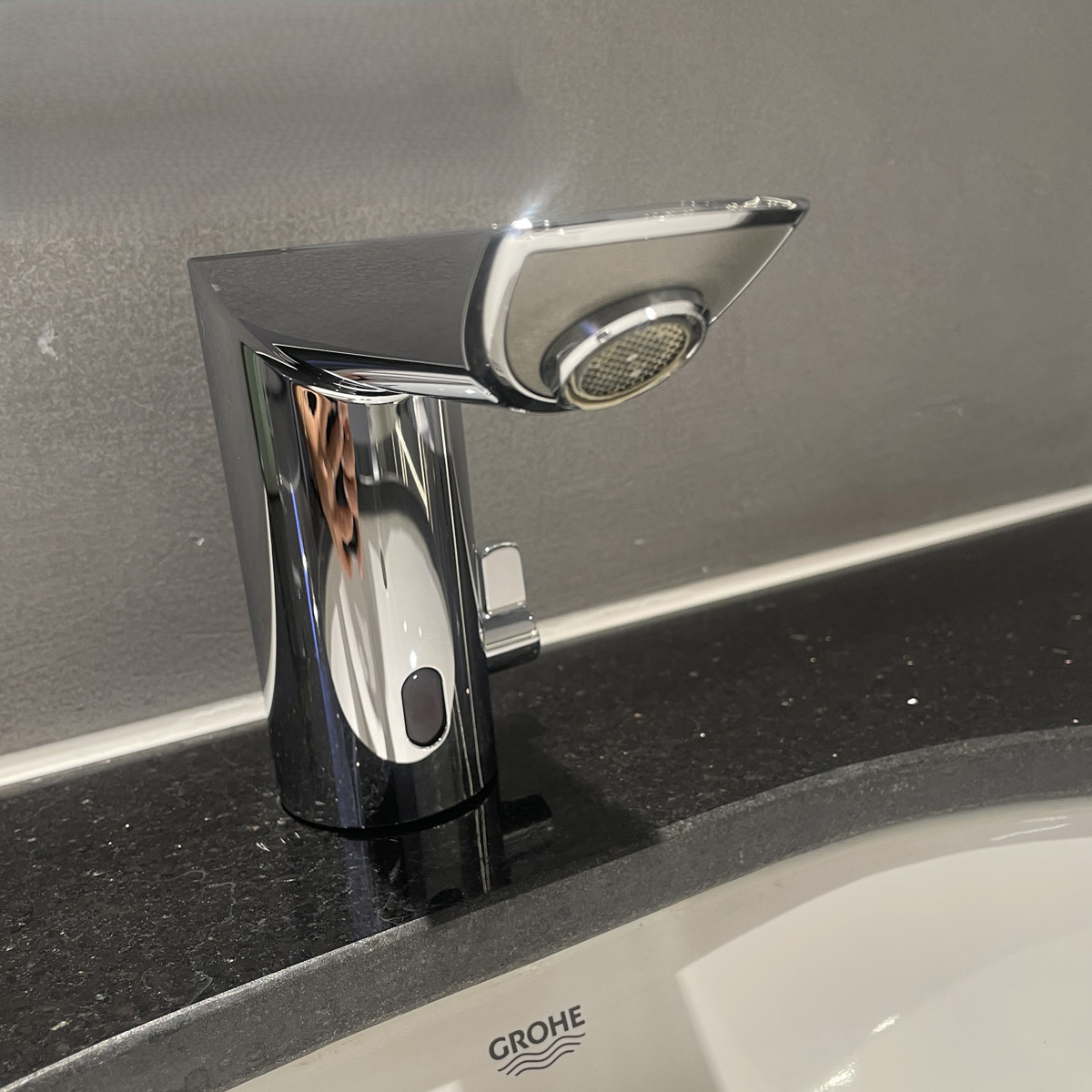 Vòi chậu cảm ứng nhiệt độ dùng pin Bau Cosmopolitan E GROHE 36451000