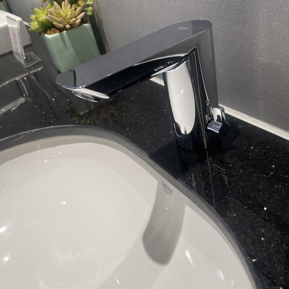 Vòi chậu cảm ứng nhiệt độ dùng pin Bau Cosmopolitan E GROHE 36451000