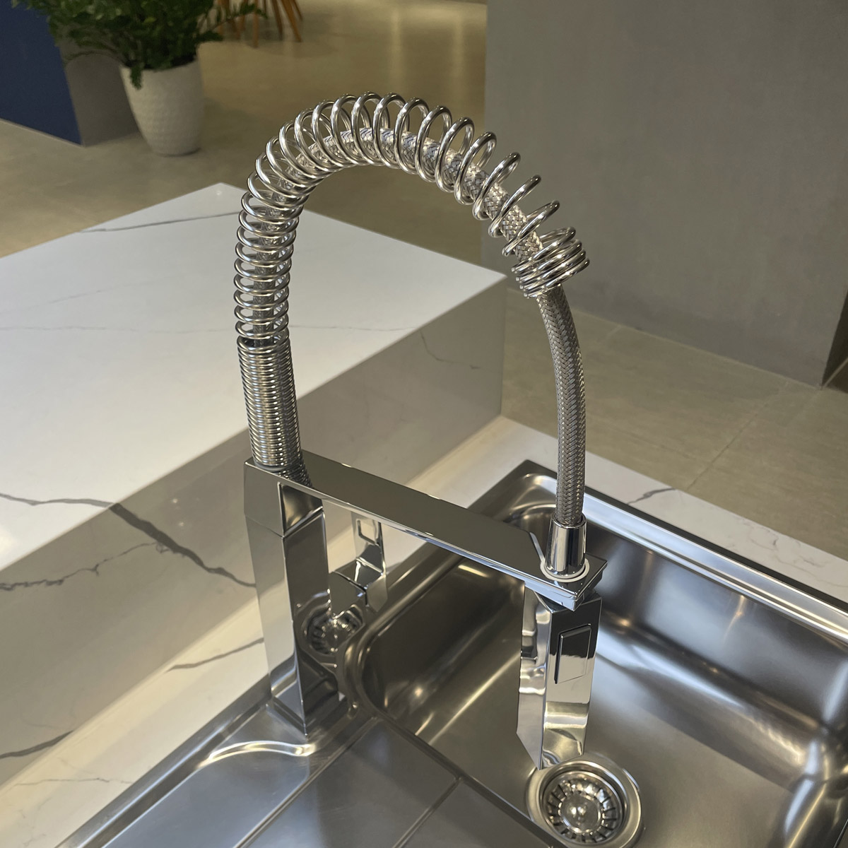 Vòi bếp nóng lạnh cần lò xo Eurocube GROHE 31395000