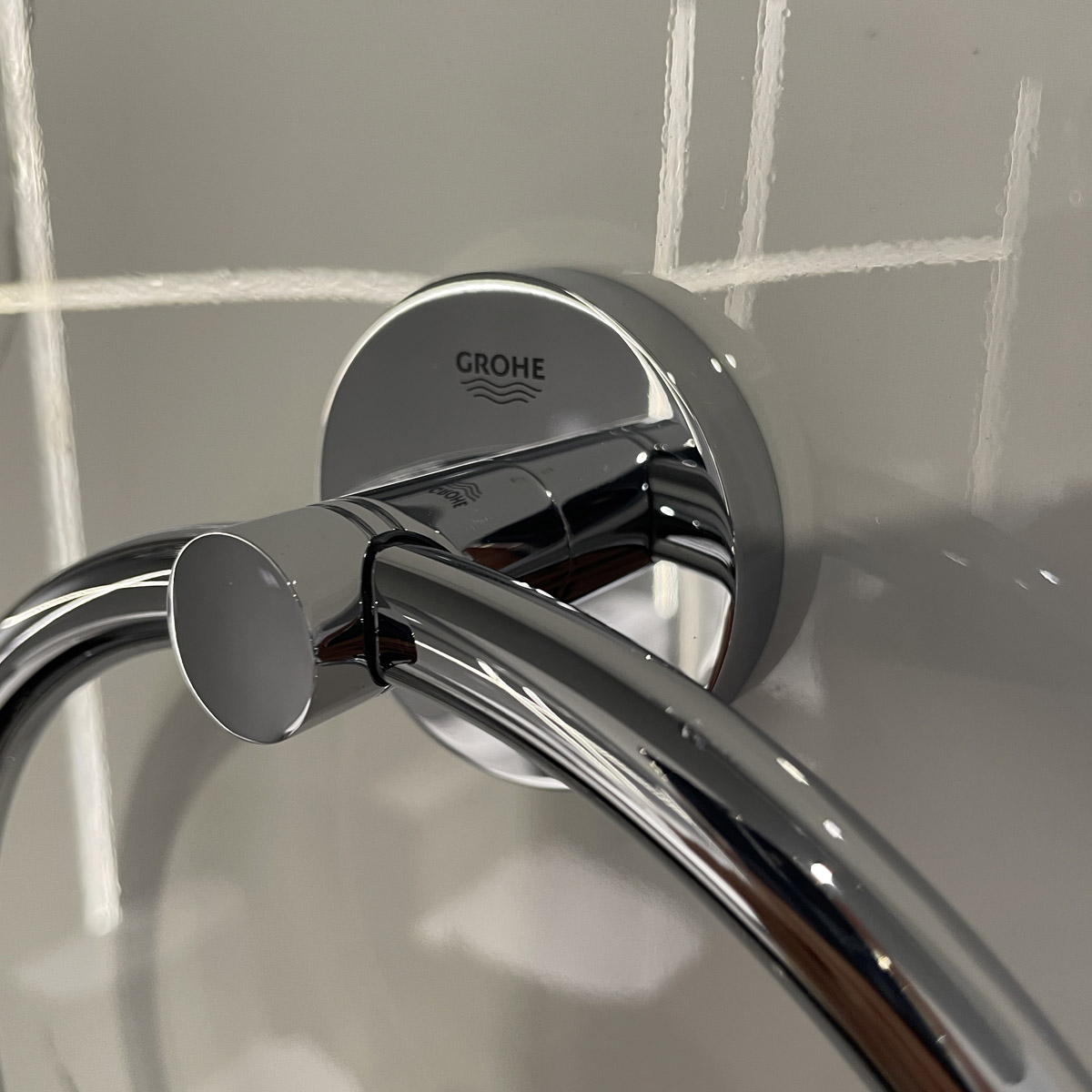 Vòng treo khăn Essentials GROHE 40365001