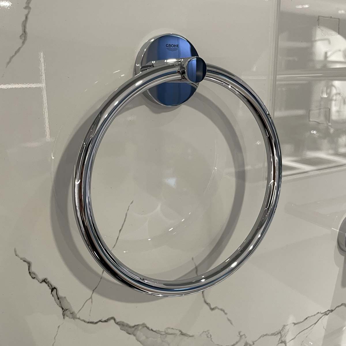 Vòng treo khăn Essentials GROHE 40365001