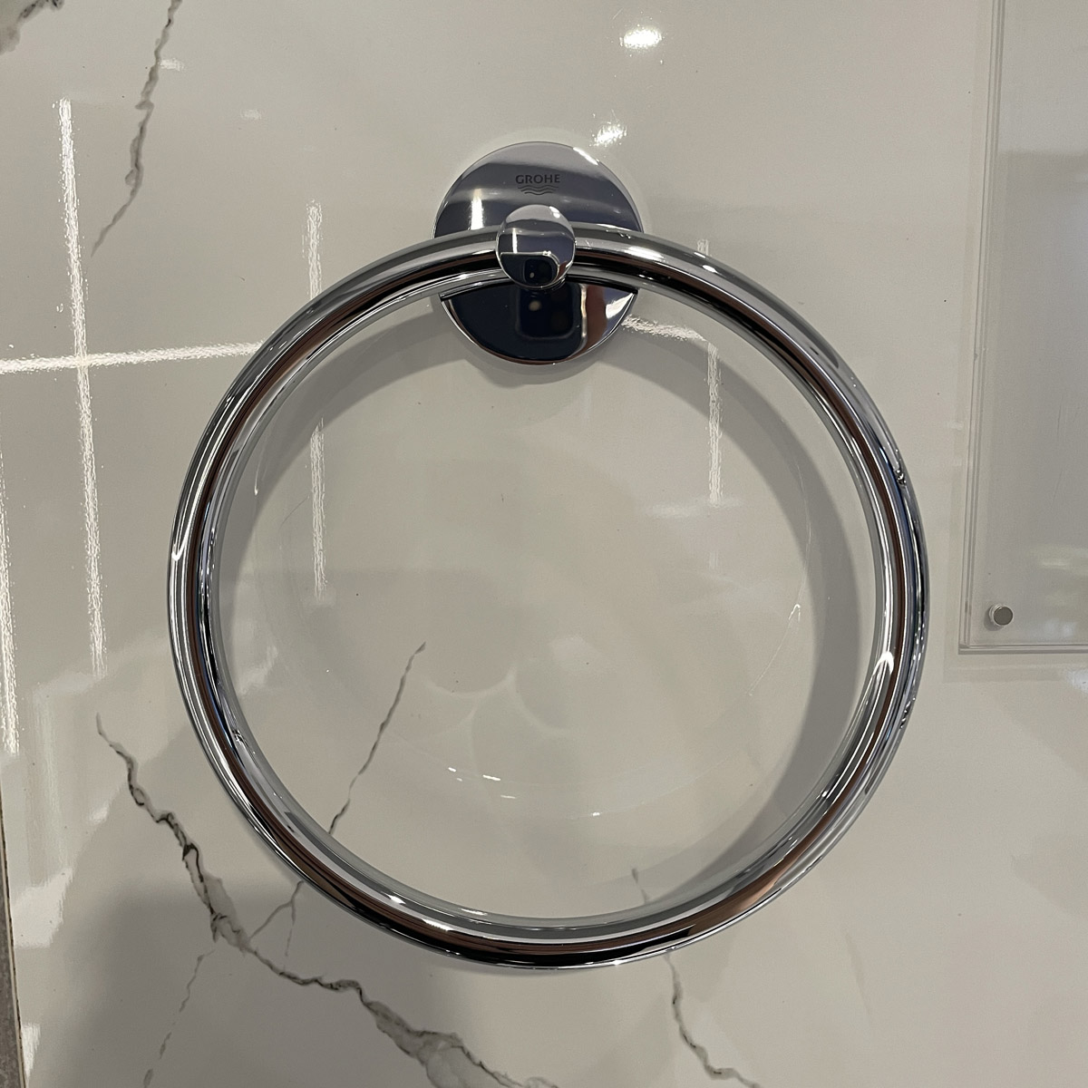 Vòng treo khăn Essentials GROHE 40365001