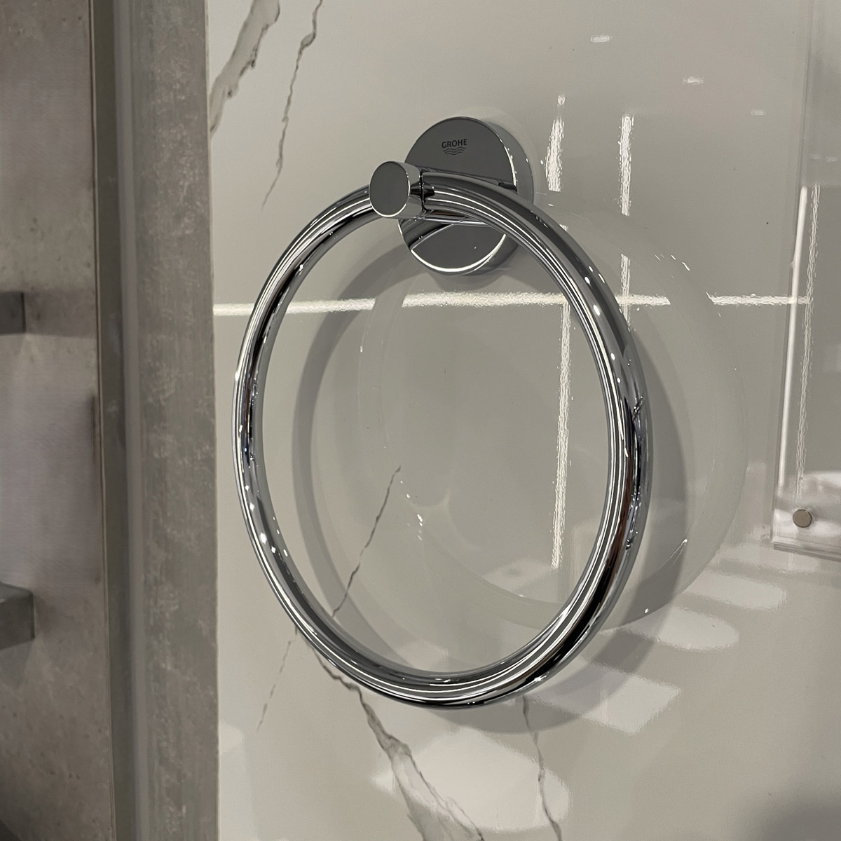 Vòng treo khăn Essentials GROHE 40365001