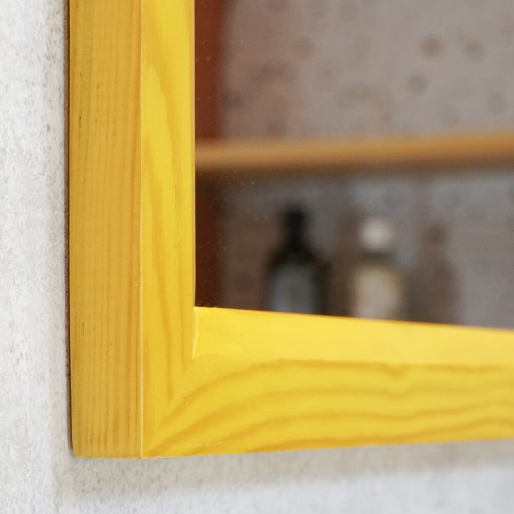 Gương khung gỗ thông sơn vàng M.A.D (Mộc Anh Đào)