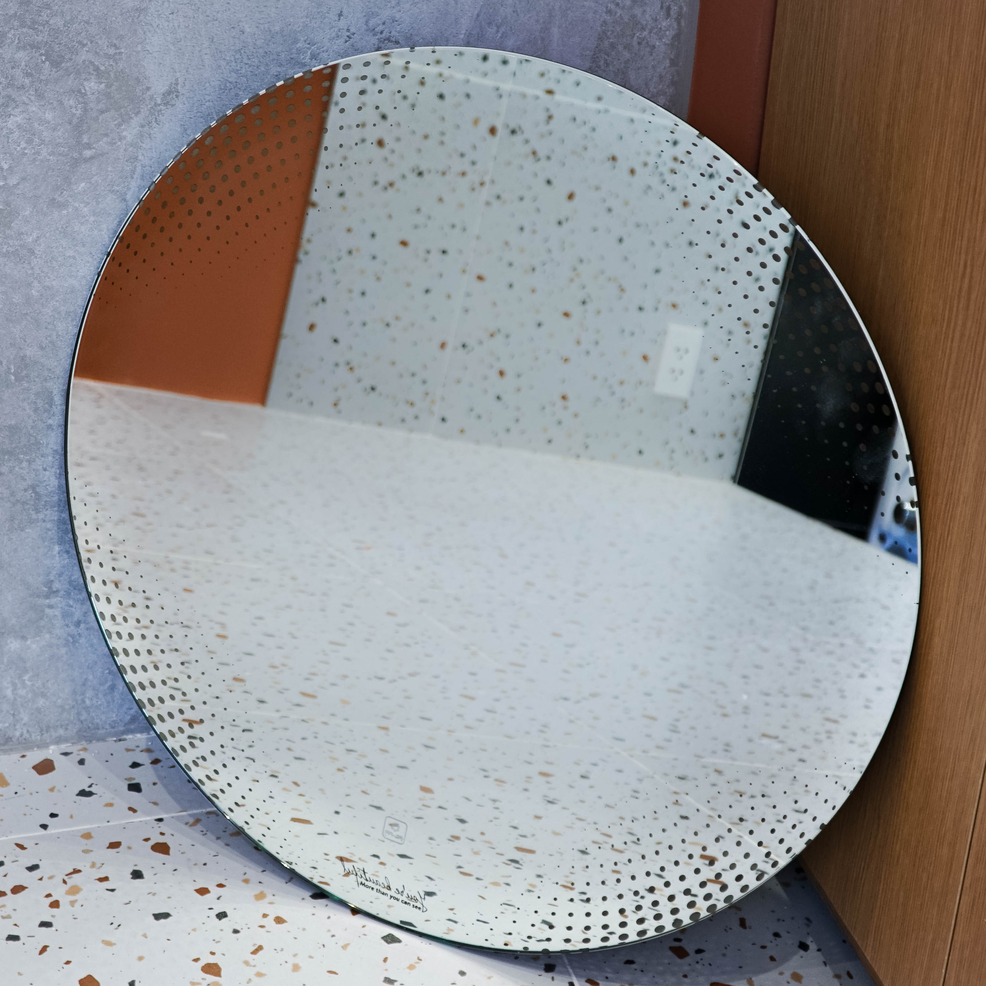 [Hàng trưng bày] Gương Led cảm ứng tròn ánh sáng ngoài 60x60cm GLS M21C83-TB