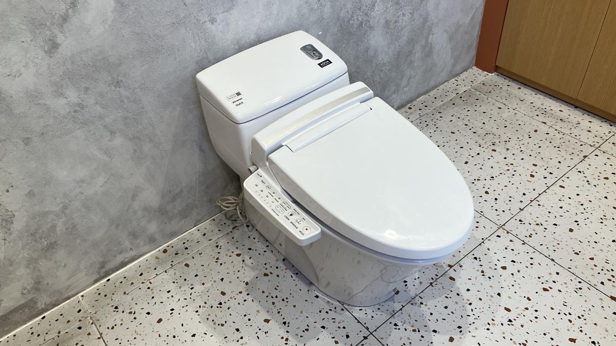 Bồn cầu 1 khối nắp điện tử INAX AC-1008R + CW-KA22AVN