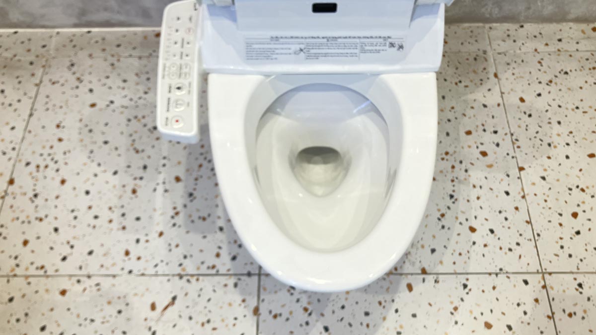 Bồn cầu 1 khối nắp điện tử INAX AC-1008R + CW-KA22AVN