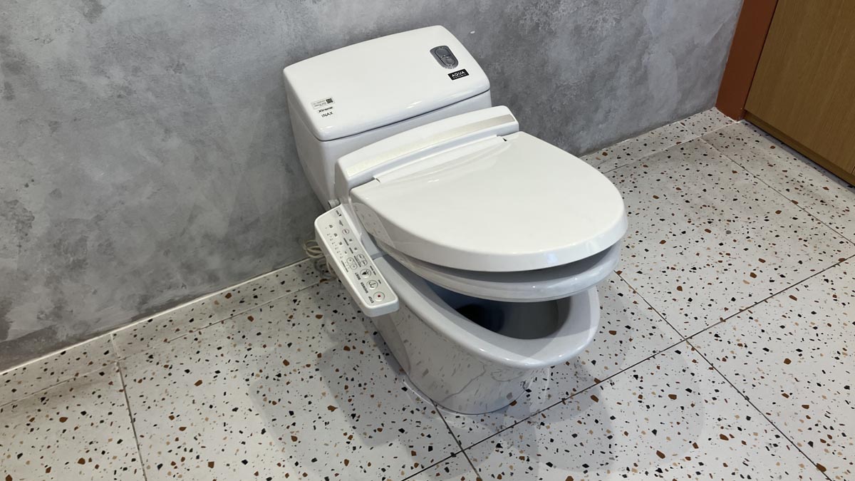 Bồn cầu 1 khối nắp điện tử INAX AC-1008R + CW-KA22AVN