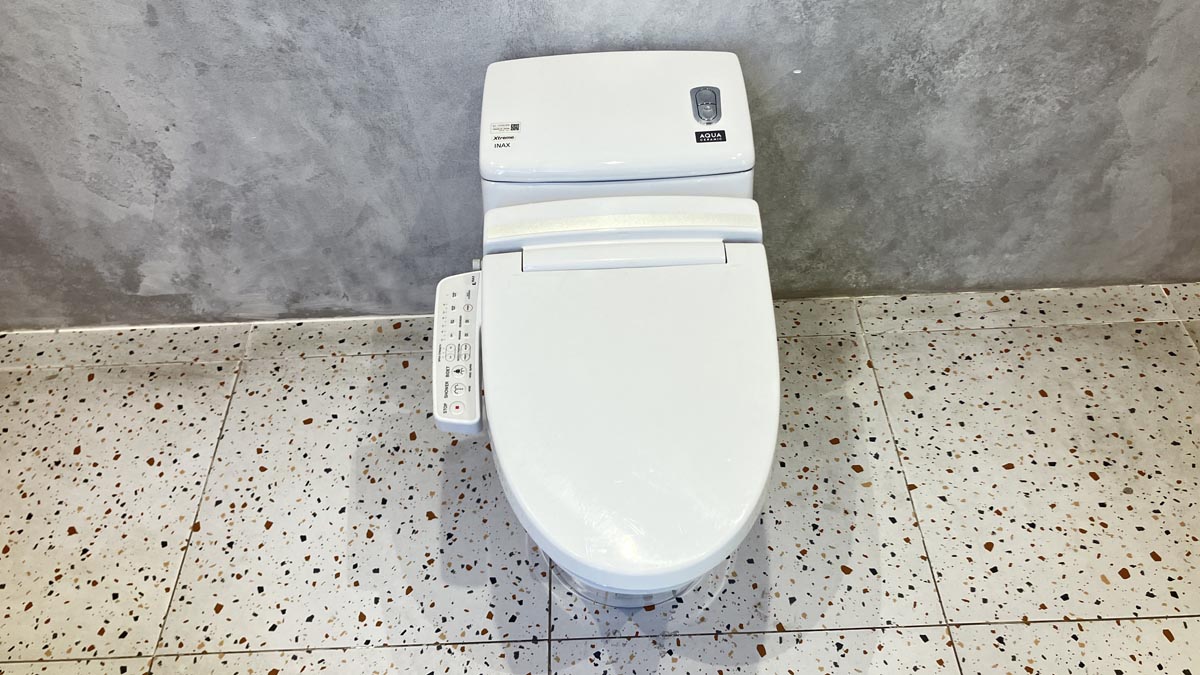 Bồn cầu 1 khối nắp điện tử INAX AC-1008R + CW-KA22AVN