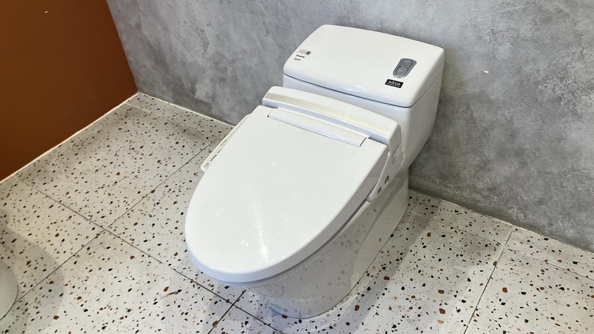 Bồn cầu 1 khối nắp điện tử INAX AC-1008R + CW-KA22AVN