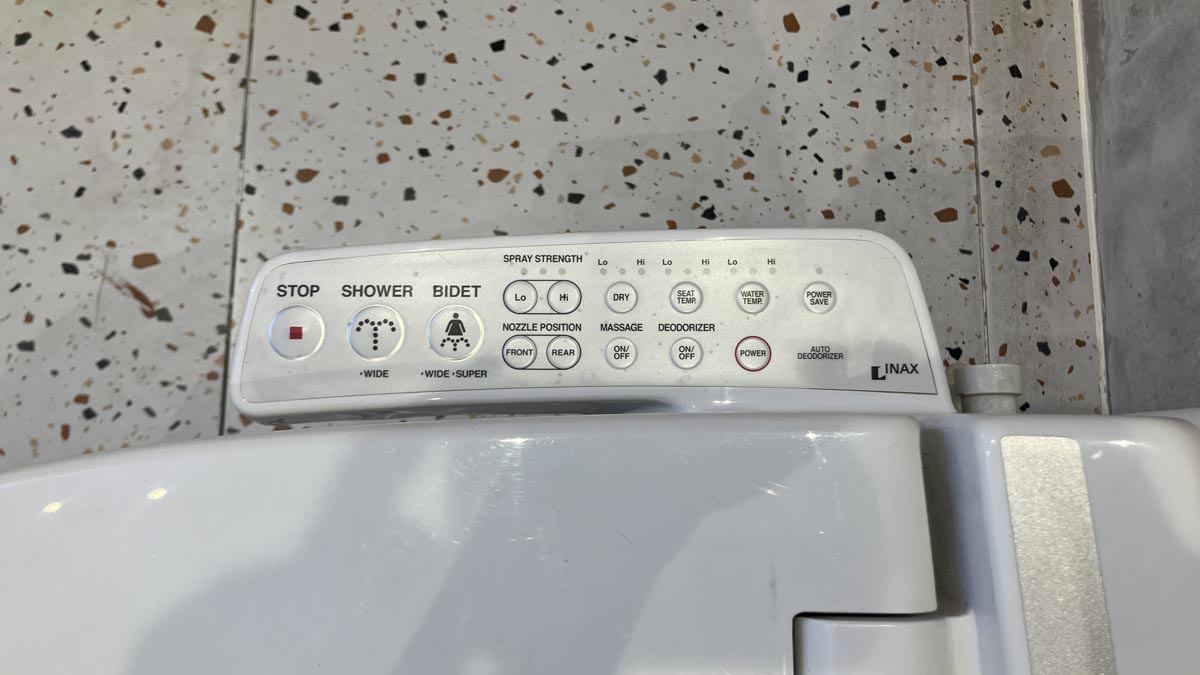 Bồn cầu 1 khối nắp điện tử INAX AC-1008R + CW-KA22AVN