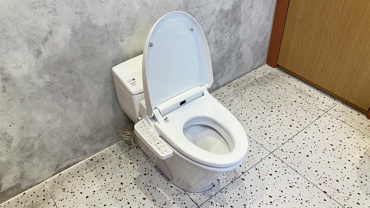 Bồn cầu 1 khối nắp điện tử INAX AC-1008R + CW-KA22AVN