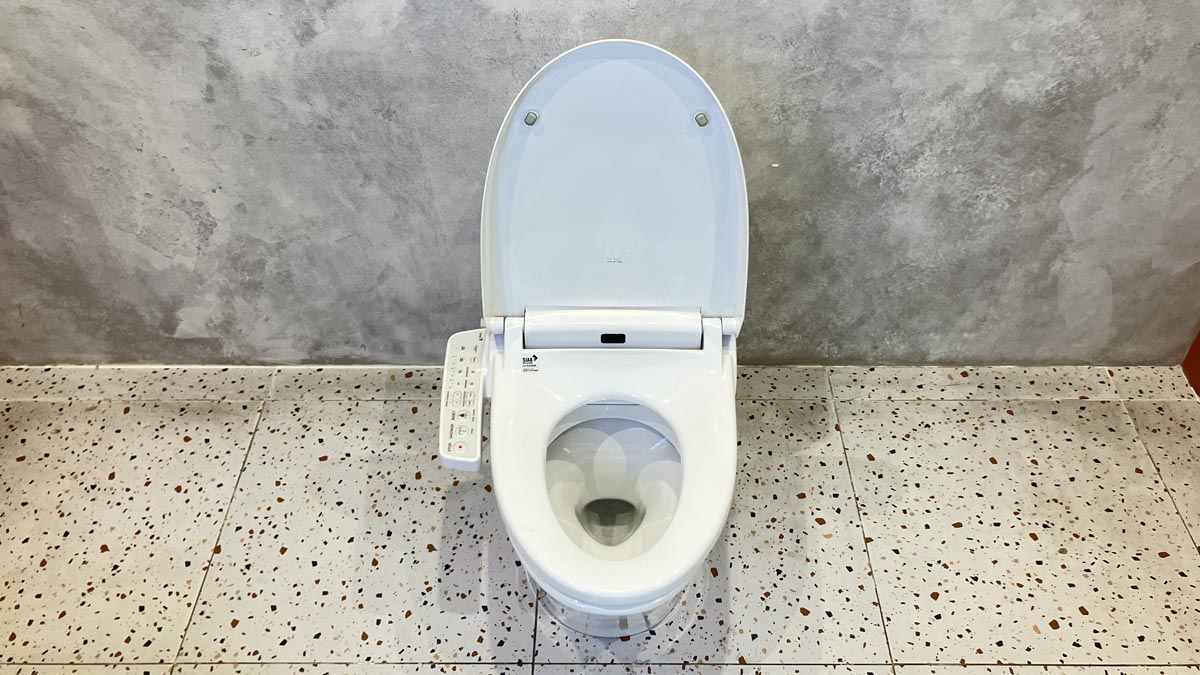 Bồn cầu 1 khối nắp điện tử INAX AC-1008R + CW-KA22AVN