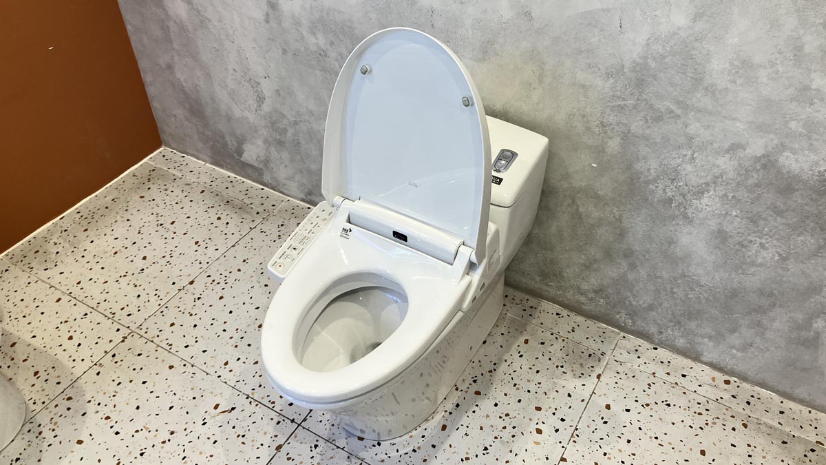 Bồn cầu 1 khối nắp điện tử INAX AC-1008R + CW-KA22AVN