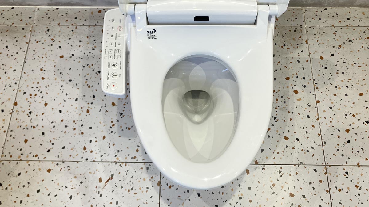 Bồn cầu 1 khối nắp điện tử INAX AC-1008R + CW-KA22AVN