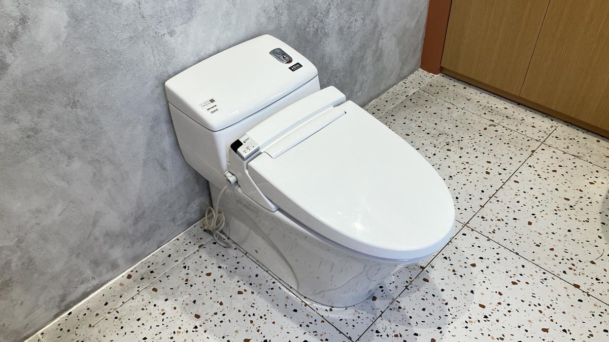 Bồn cầu 1 khối nắp điện tử INAX AC-1032 + CW-KB22AVN