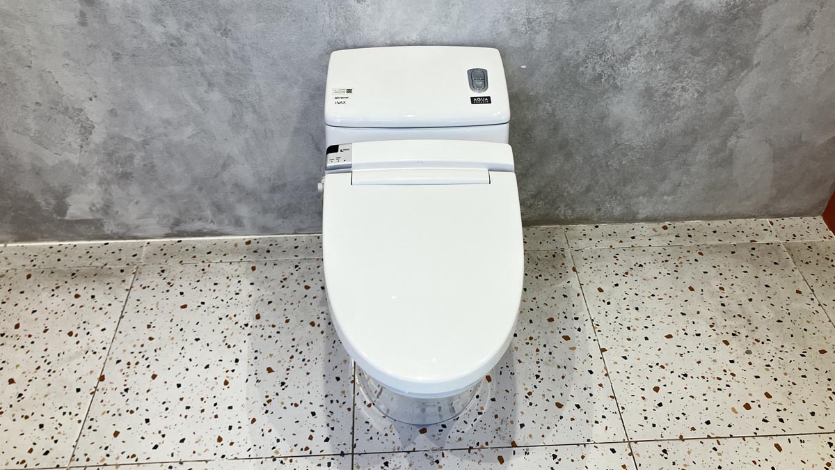 Bồn cầu 1 khối nắp điện tử INAX AC-1032 + CW-KB22AVN