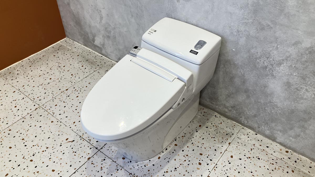 Bồn cầu 1 khối nắp điện tử INAX AC-1032 + CW-KB22AVN