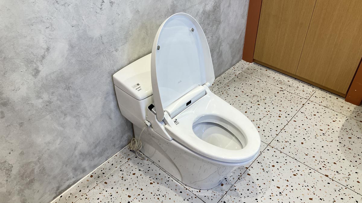 Bồn cầu 1 khối nắp điện tử INAX AC-1032 + CW-KB22AVN