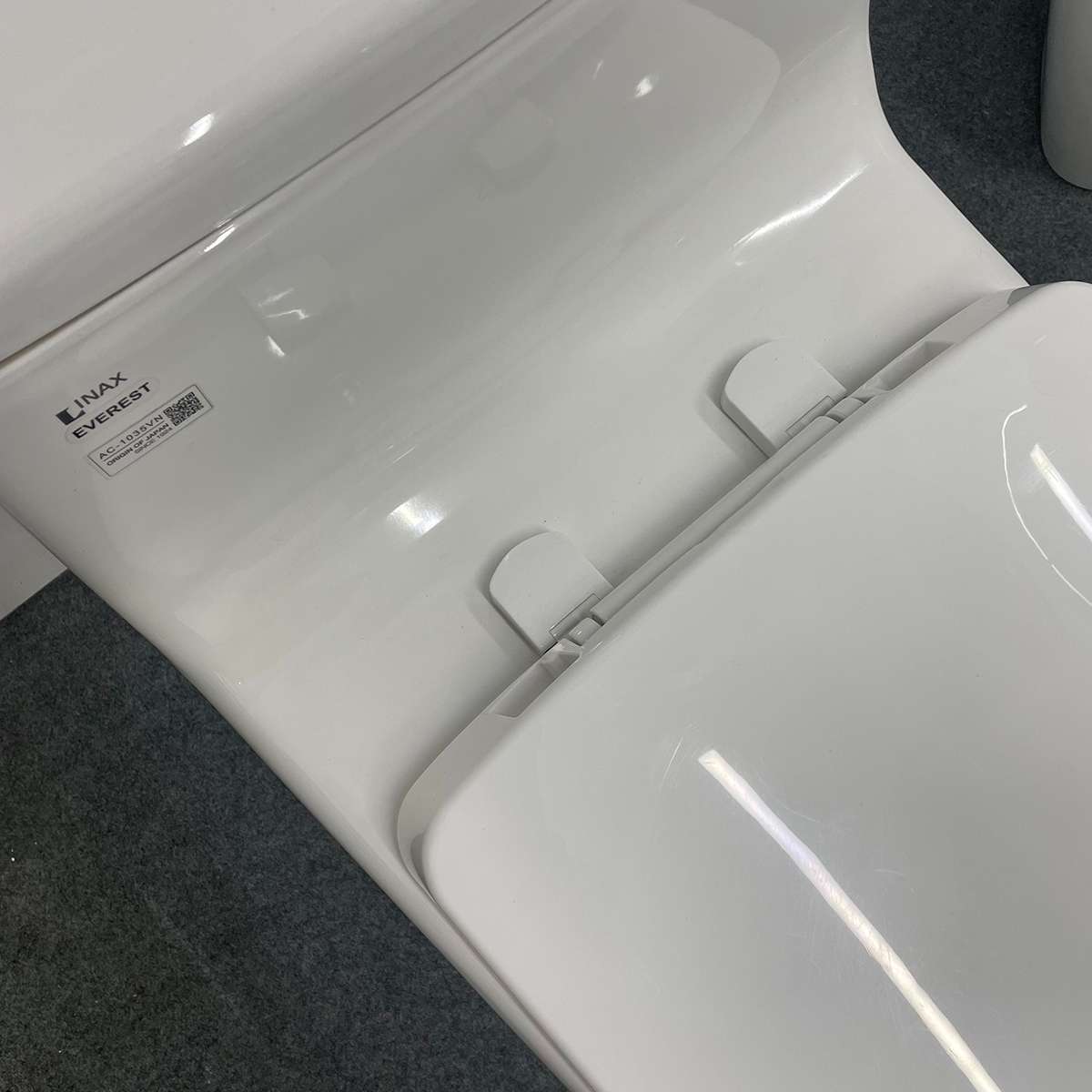 Bồn cầu 1 khối INAX AC-1035VN (AC1035VN) nắp đóng êm