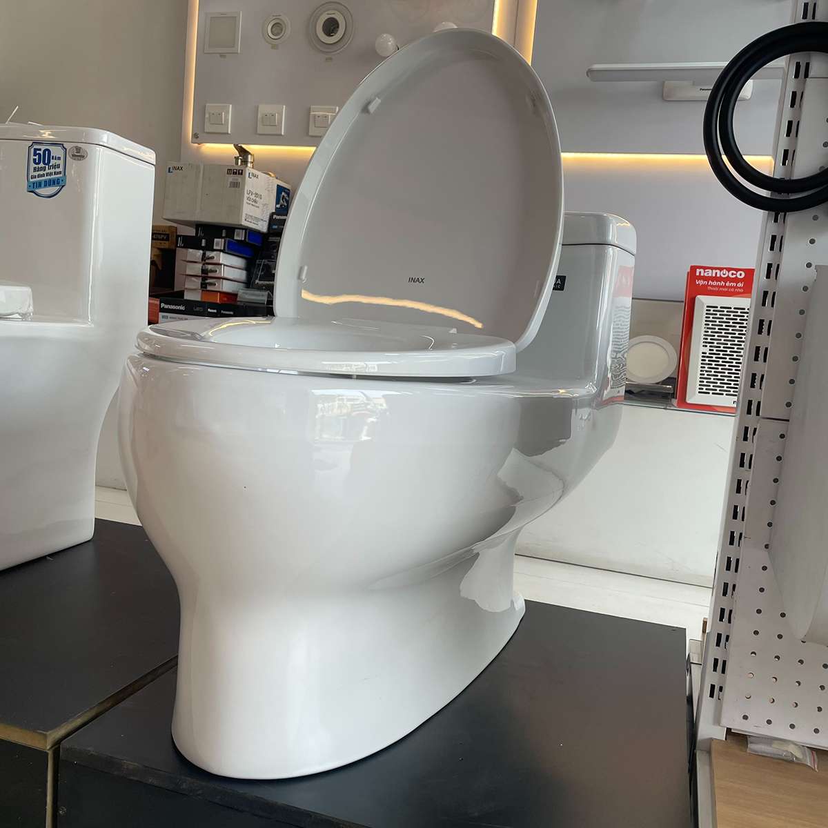 Bồn cầu 1 khối INAX AC-4005VN (AC4005VN) nắp đóng êm