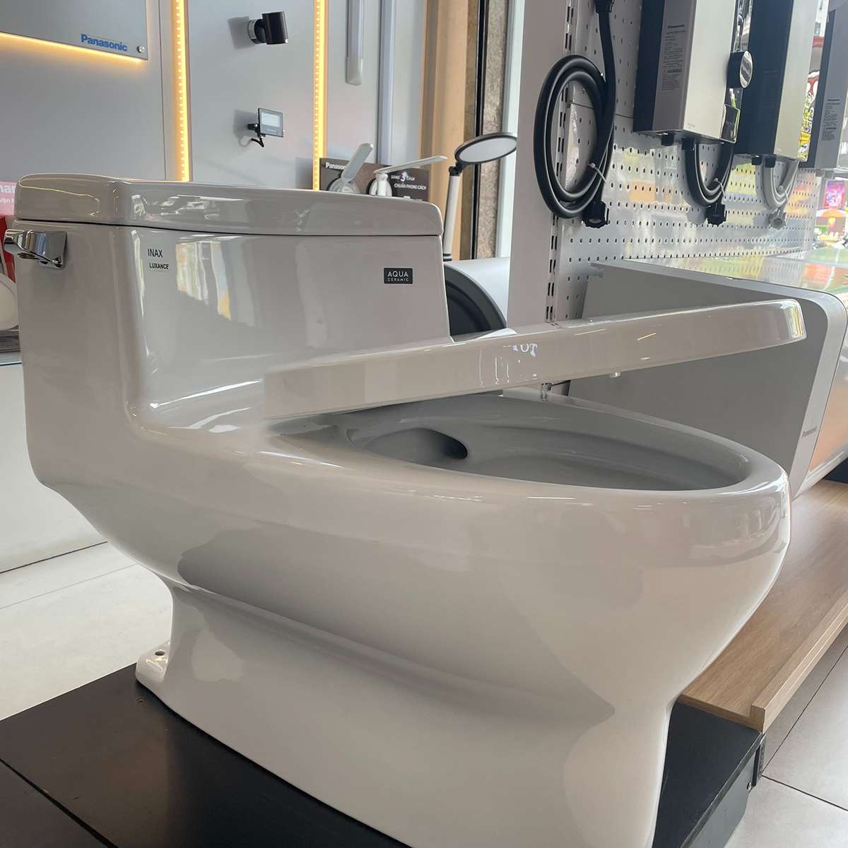 Bồn cầu 1 khối INAX AC-4005VN (AC4005VN) nắp đóng êm