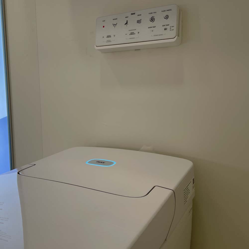 Bồn cầu điện tử Saras Auto Open INAX AC-819VN (AC819VN)