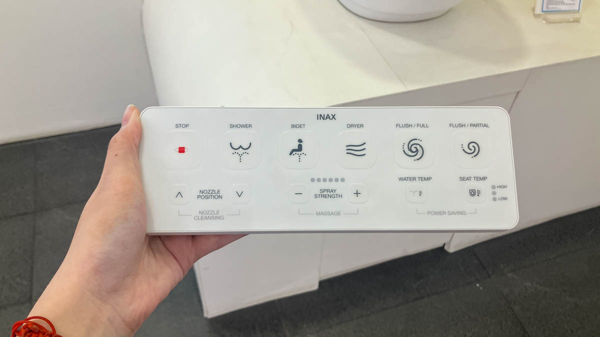 Bồn cầu điện tử Saras Auto Open INAX AC-819VN (AC819VN)
