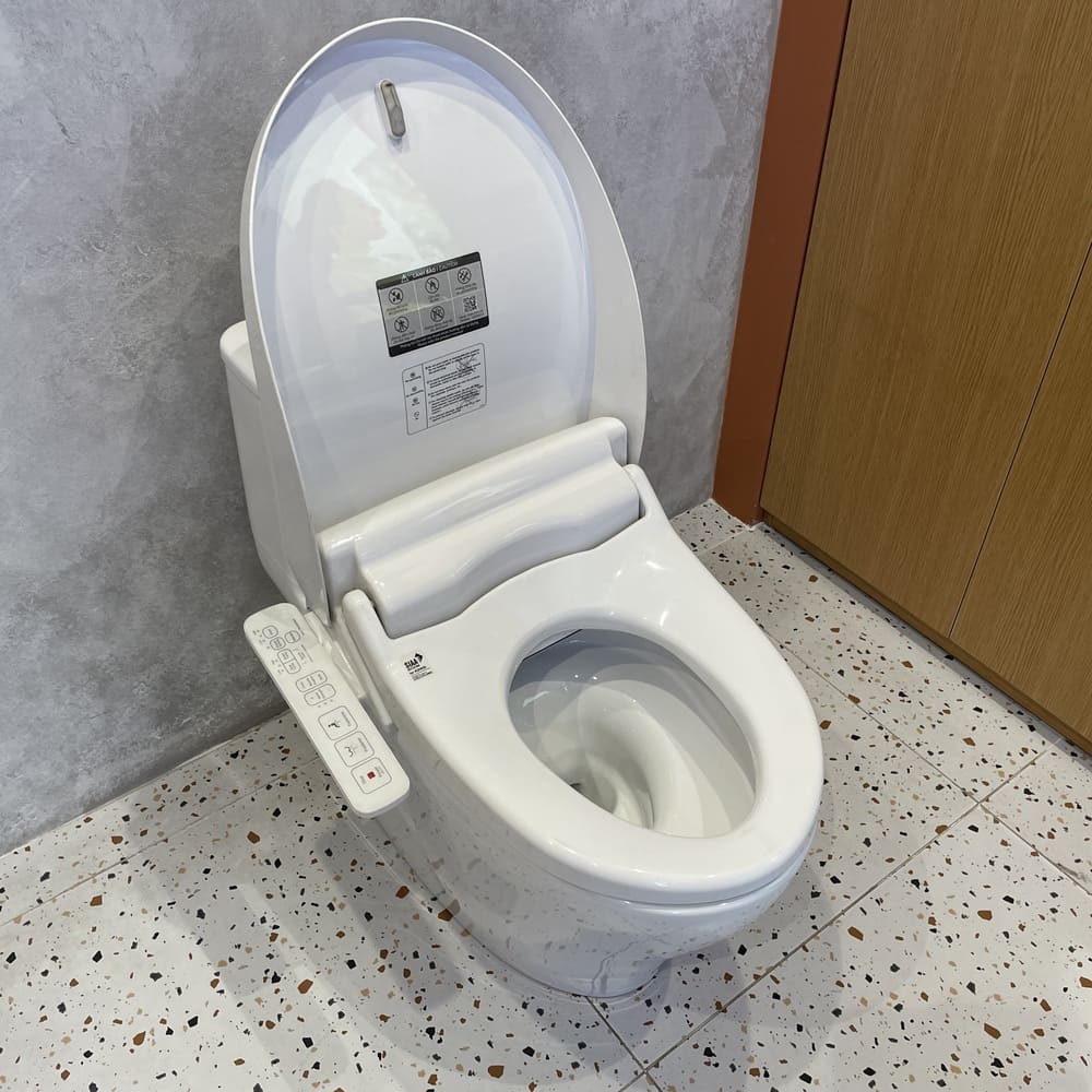 Bồn cầu 1 khối nắp điện tử INAX AC-989 + CW-H18VN