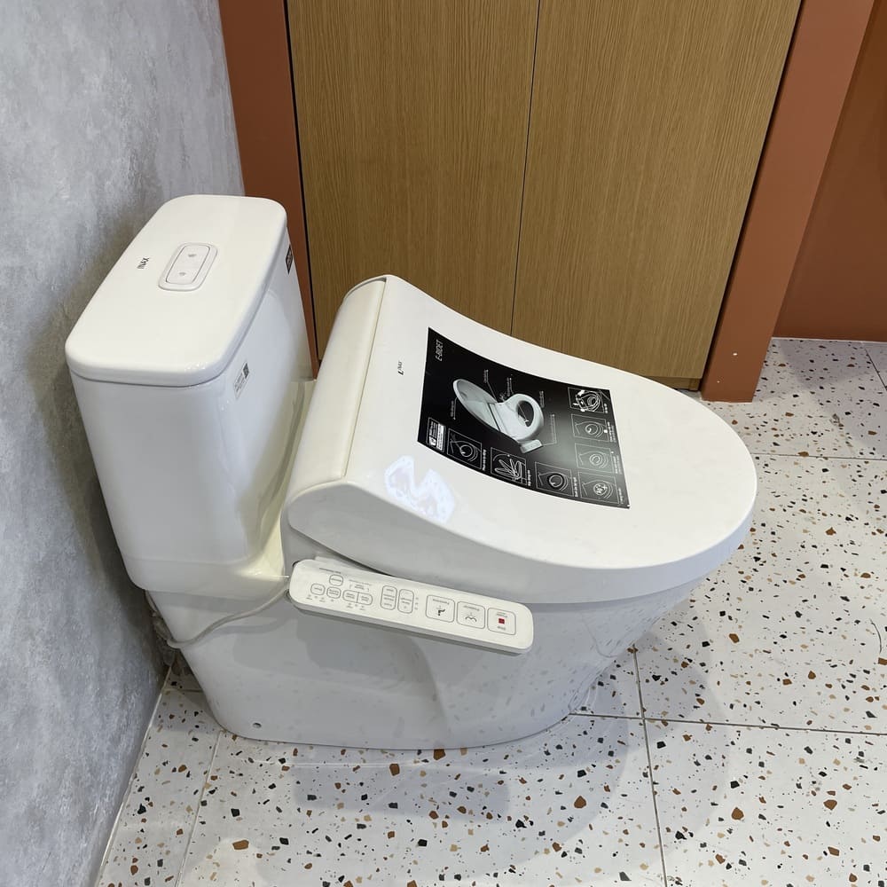 Bồn cầu 1 khối nắp điện tử INAX AC-989 + CW-H18VN