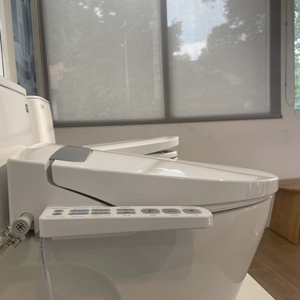 Bồn cầu 1 khối nắp điện tử INAX AC-989 + CW-H20VN