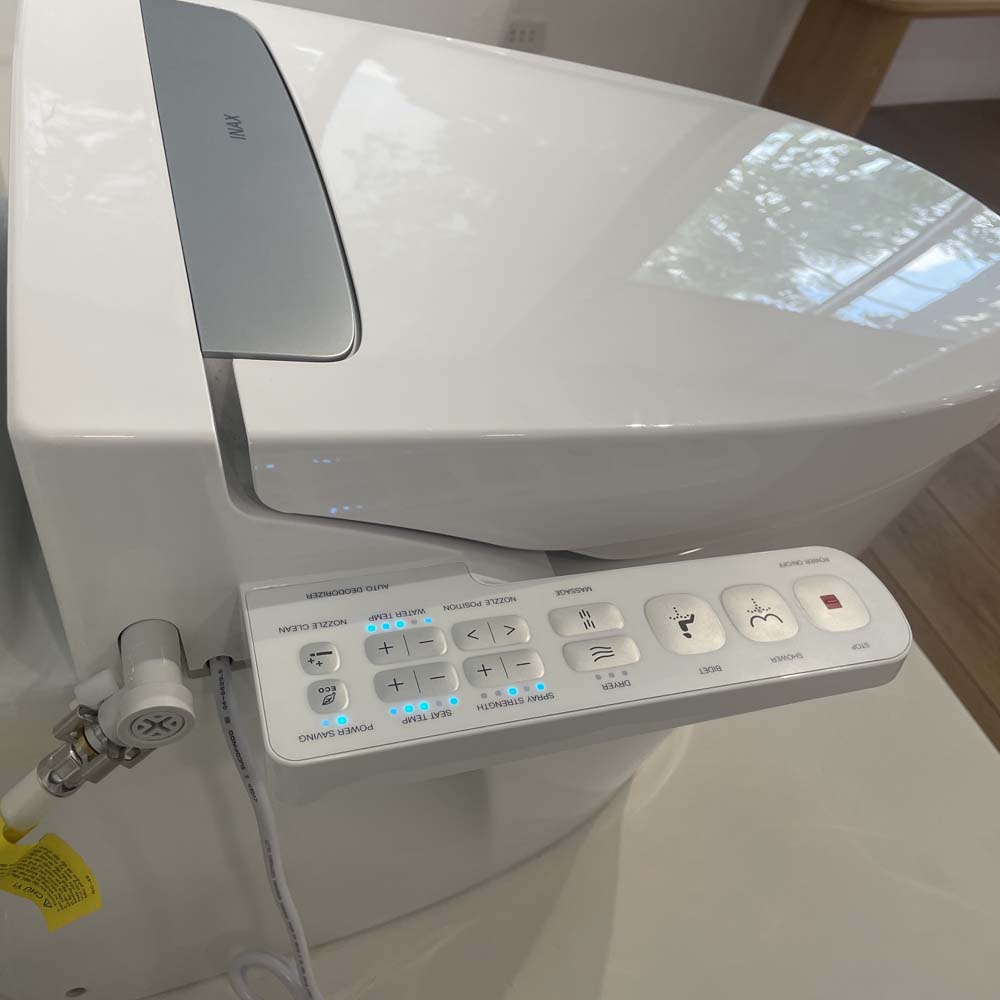 Bồn cầu 1 khối nắp điện tử INAX AC-989 + CW-H20VN