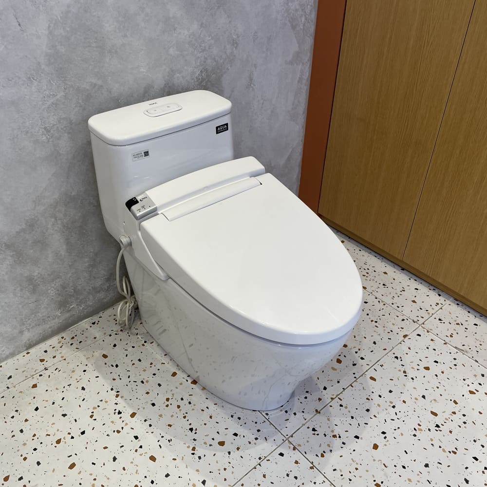 Bồn cầu 1 khối nắp điện tử INAX AC-989 + CW-KA22AVN