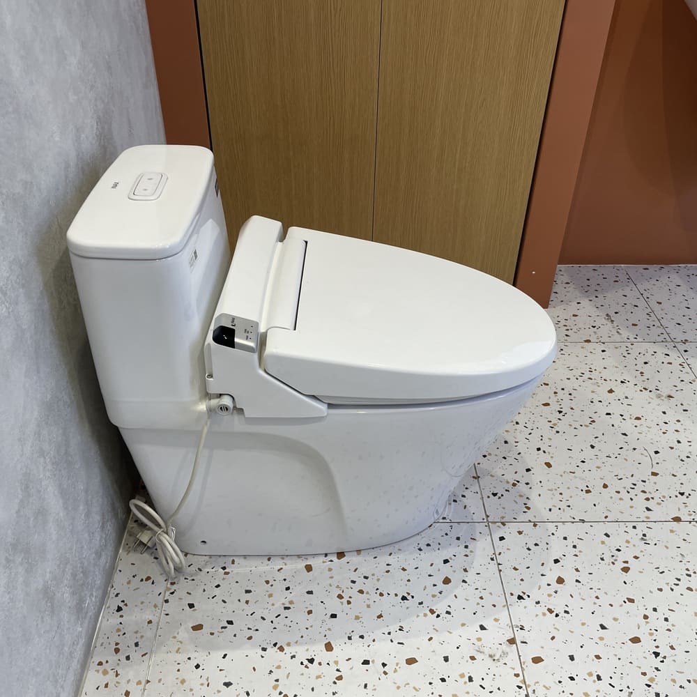 Bồn cầu 1 khối nắp điện tử INAX AC-989 + CW-KA22AVN