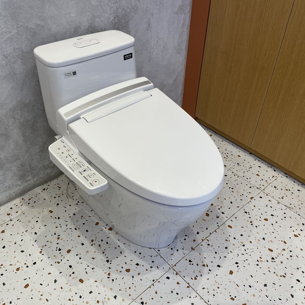 Bồn cầu 1 khối nắp điện tử INAX AC-989 + CW-KB22AVN