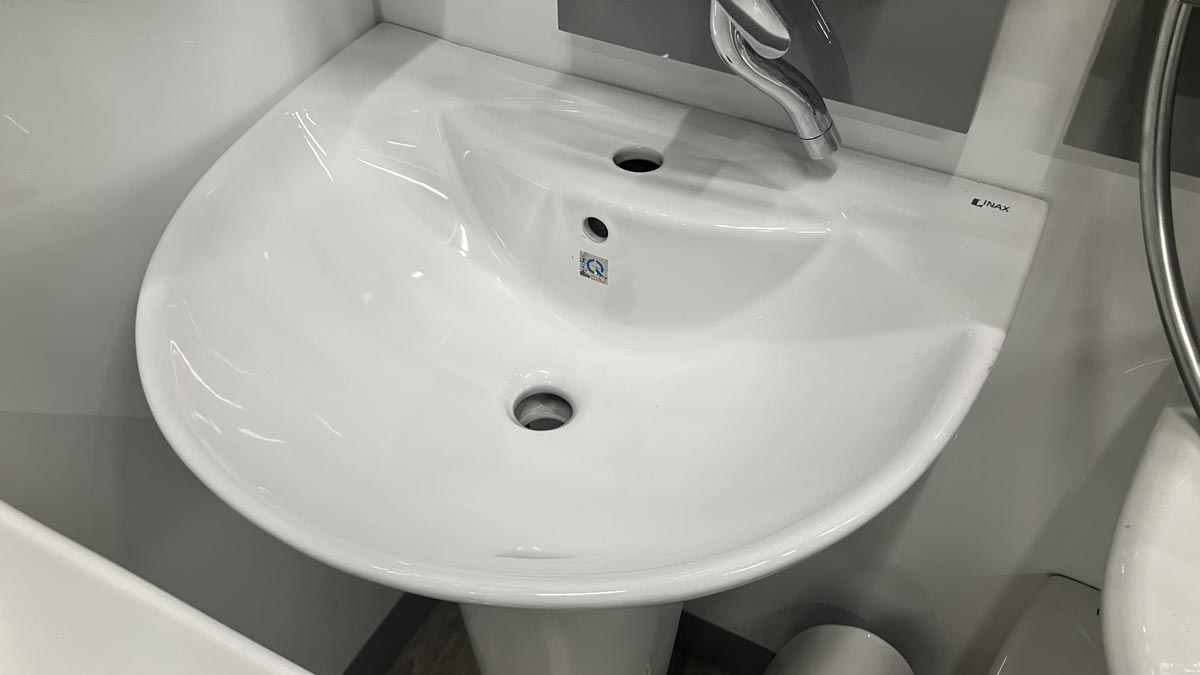 Chậu rửa lavabo treo tường INAX L-288V (L288V) (L-288VFC)