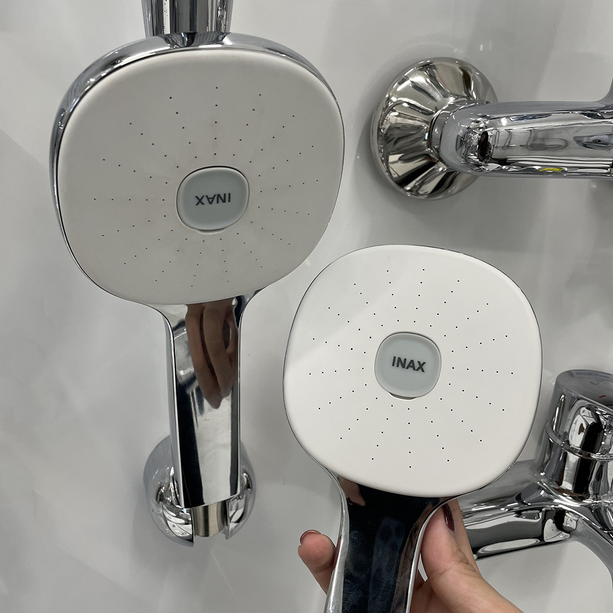 Tay sen tăng áp INAX BF-SC8 (BFSC8) (8C) màu trắng viền mạ Chrome