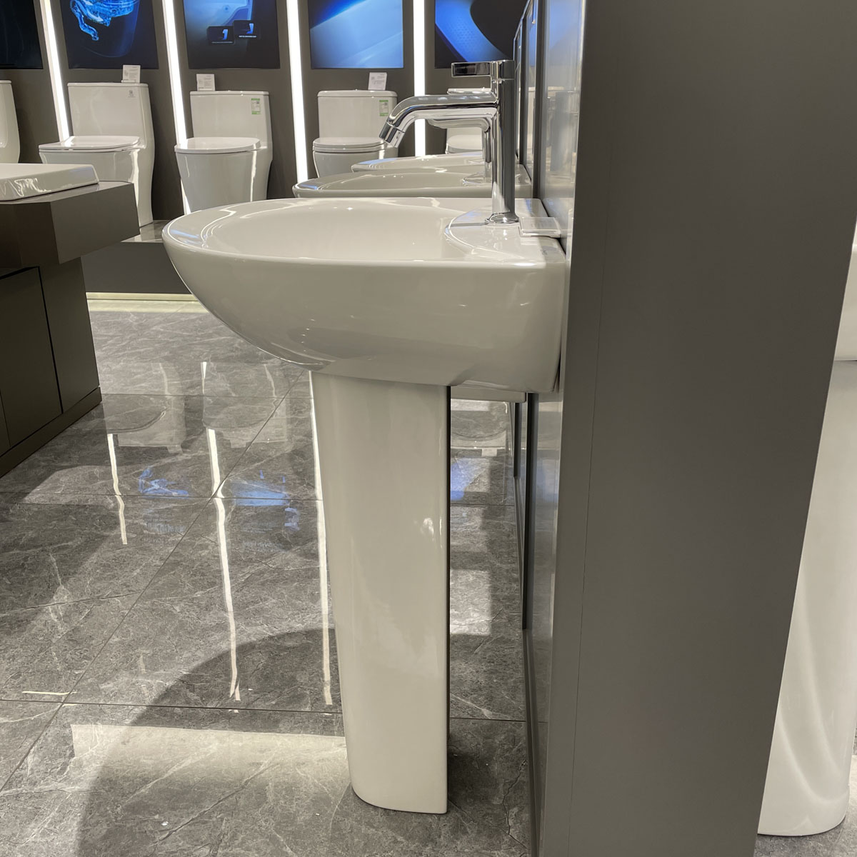 Chậu rửa mặt lavabo treo tường chân dài JOMOO 12103-1/11P-I011