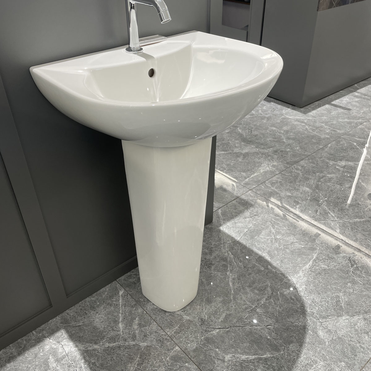 Chậu rửa mặt lavabo treo tường chân dài JOMOO 12103-1/11P-I011