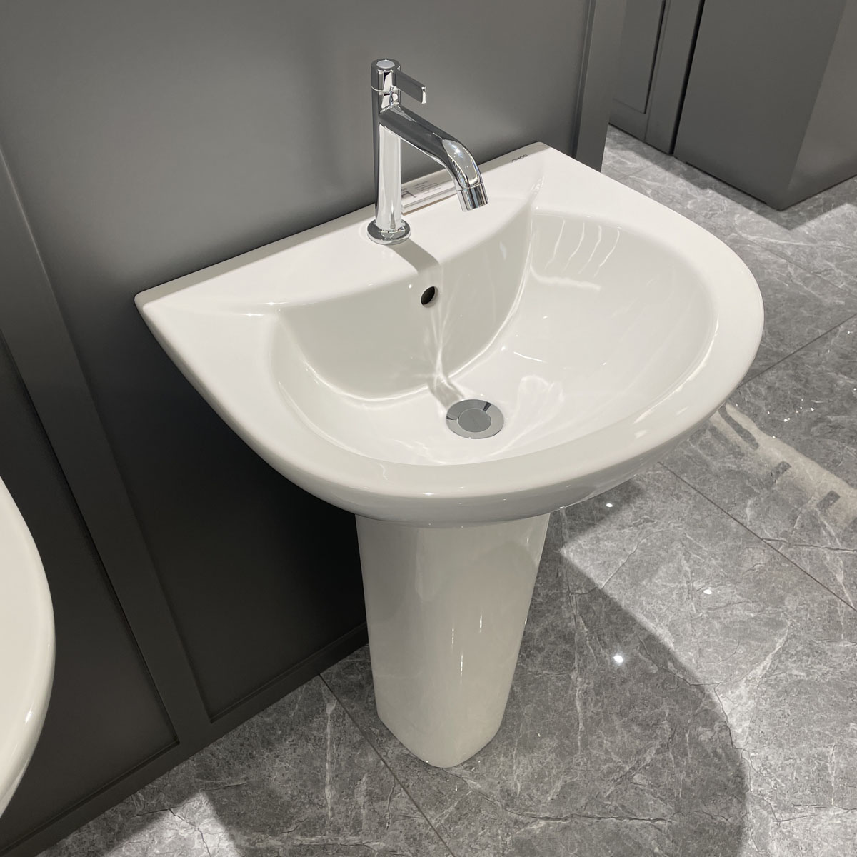 Chậu rửa mặt lavabo treo tường chân dài JOMOO 12103-1/11P-I011