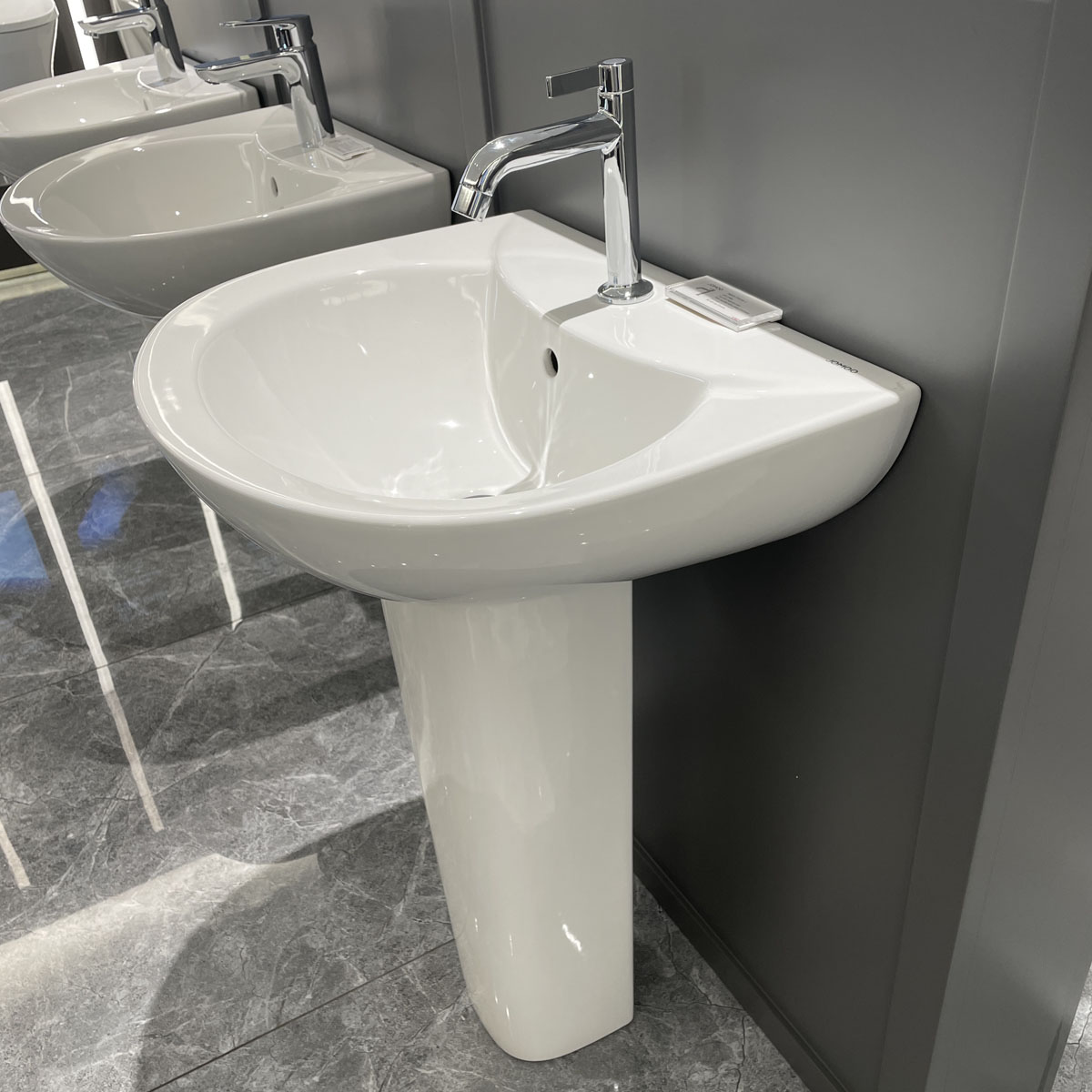 Chậu rửa mặt lavabo treo tường chân dài JOMOO 12103-1/11P-I011