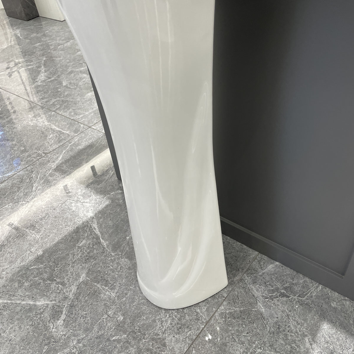 Chậu rửa mặt lavabo treo tường chân dài JOMOO 12803-1/11P-I011