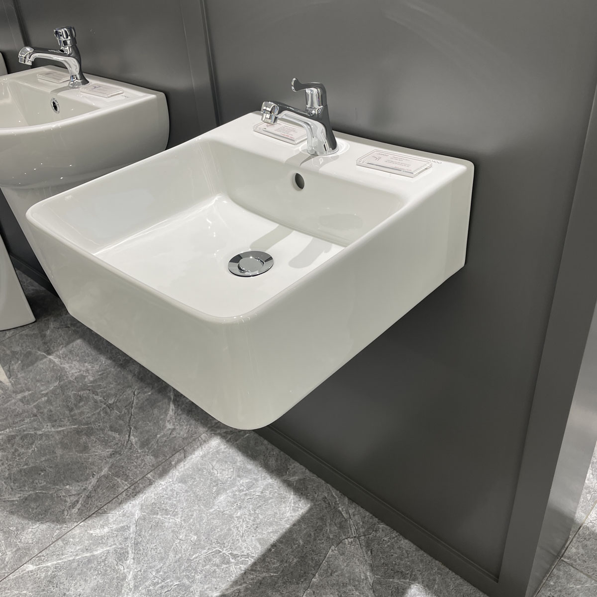 Chậu rửa mặt lavabo treo tường JOMOO 12807-1/11P-I011