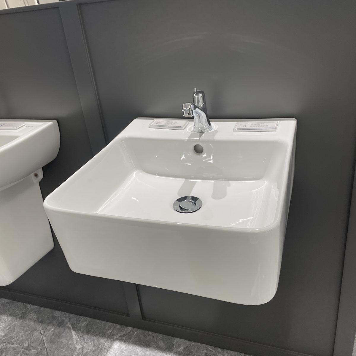 Chậu rửa mặt lavabo treo tường JOMOO 12807-1/11P-I011