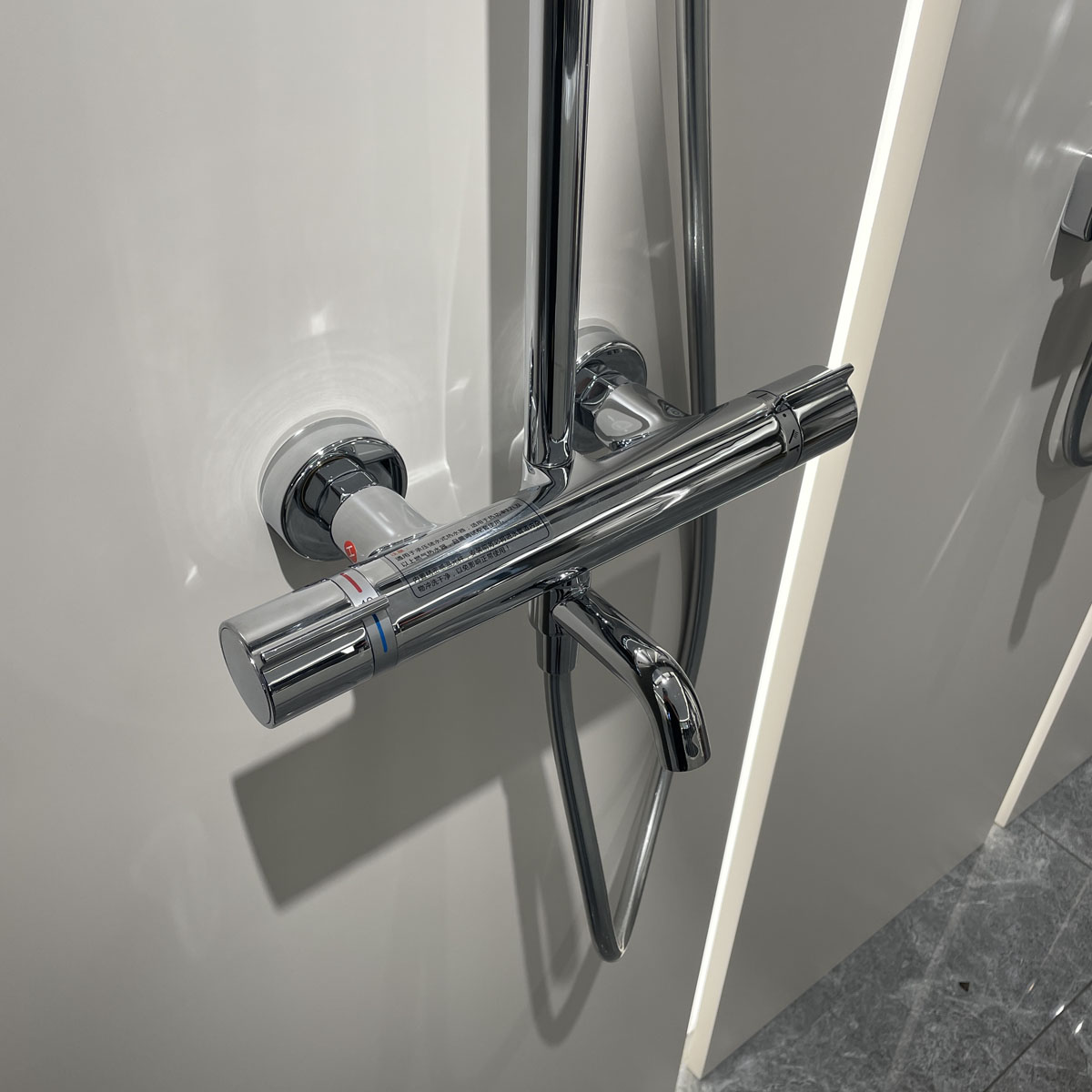 Sen cây tắm đứng ổn nhiệt có tẩy cặn JOMOO 26140-533/1B-I011