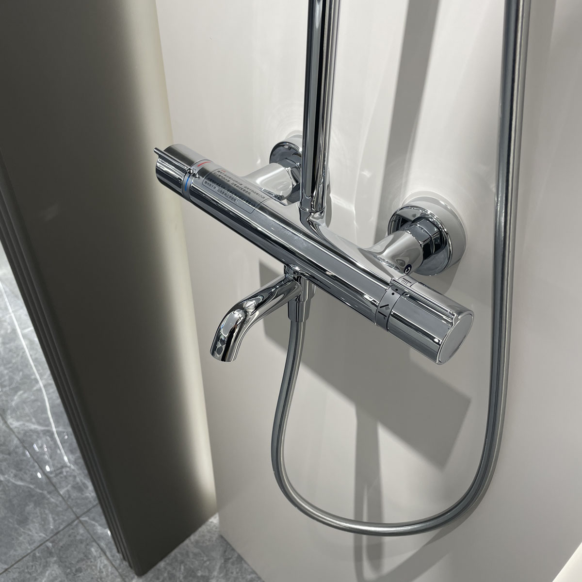 Sen cây tắm đứng ổn nhiệt có tẩy cặn JOMOO 26140-533/1B-I011