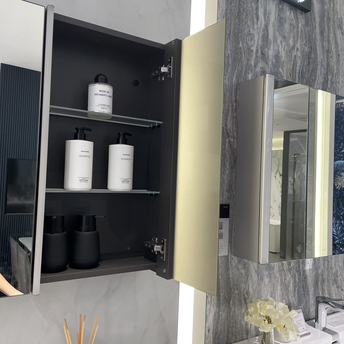 Bộ tủ chậu & tủ gương JOMOO A1269-168Z-S1 gương led tích hợp ổ điện