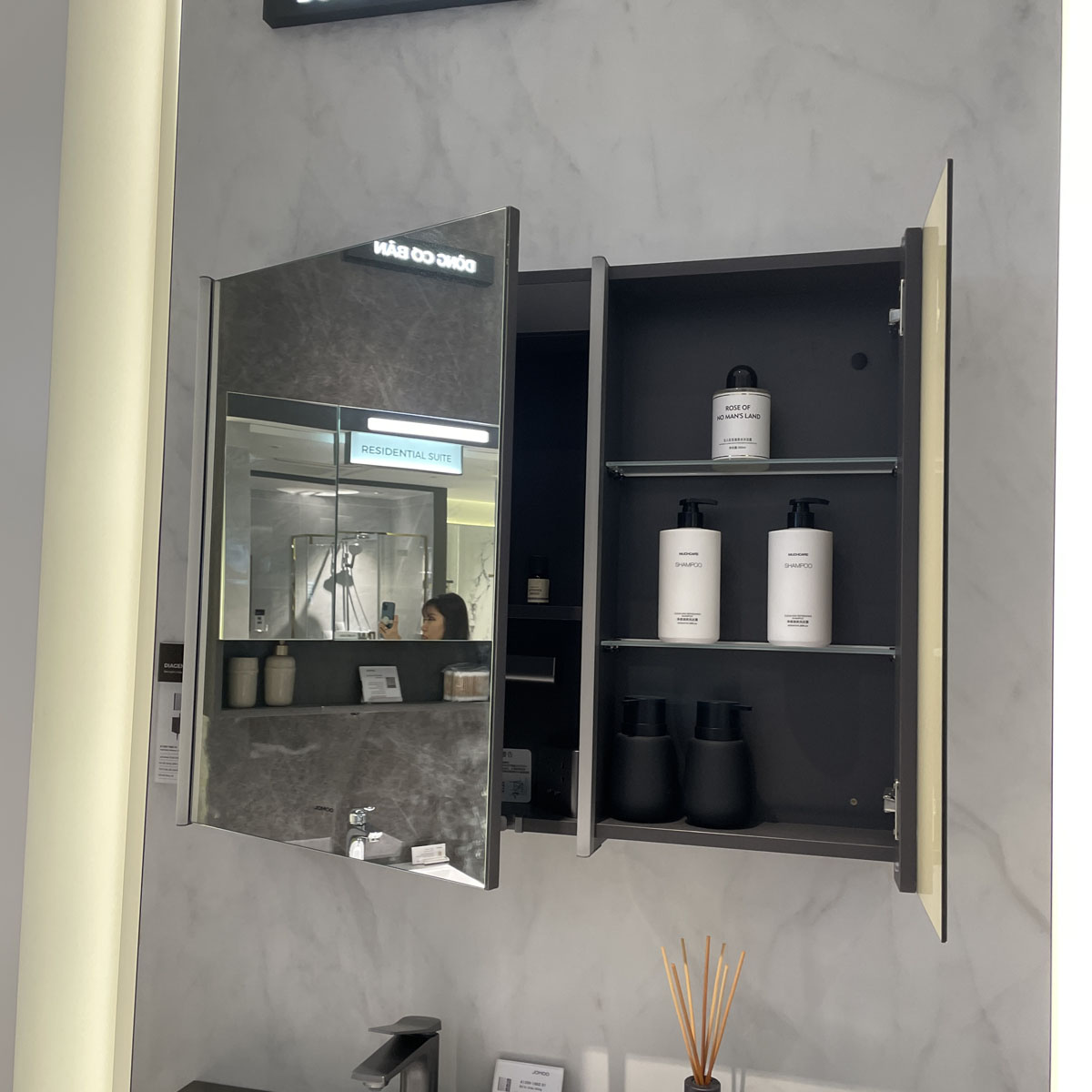 Bộ tủ chậu & tủ gương JOMOO A1269-168Z-S1 gương led tích hợp ổ điện